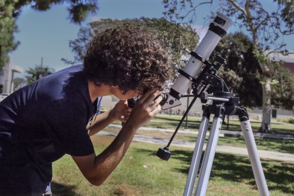 President Matteo Merlo from the El Camino College Astronomy and Astrophysics club showcases telescope to students at the Club Rush in the Schauerman Library lawn on Monday, Sept. 8, 2025 (Chelsea Alvarez | The Union)