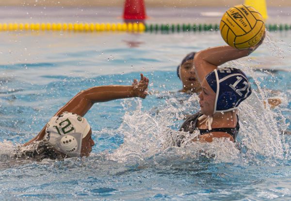 (L-R) East LA utility Magaly Melgar tries to block El Camino utility Alyssa Mack as she attempts to shoot in the ECC Aquatics Center on Wednesday, Sept. 17. (Ryan Hirabayashi | The Union)