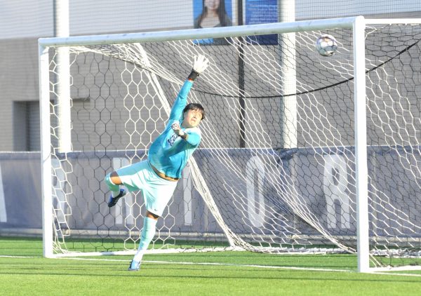 Goalkeeper Omar Garcia Velez dives high but cannot reach the spectacular free-kick scored by Alexander Salas (6) at El Camino College. Salas’s perfect strike curled into the top corner, temporarily giving the Warriors a 2-1 lead in the second half.