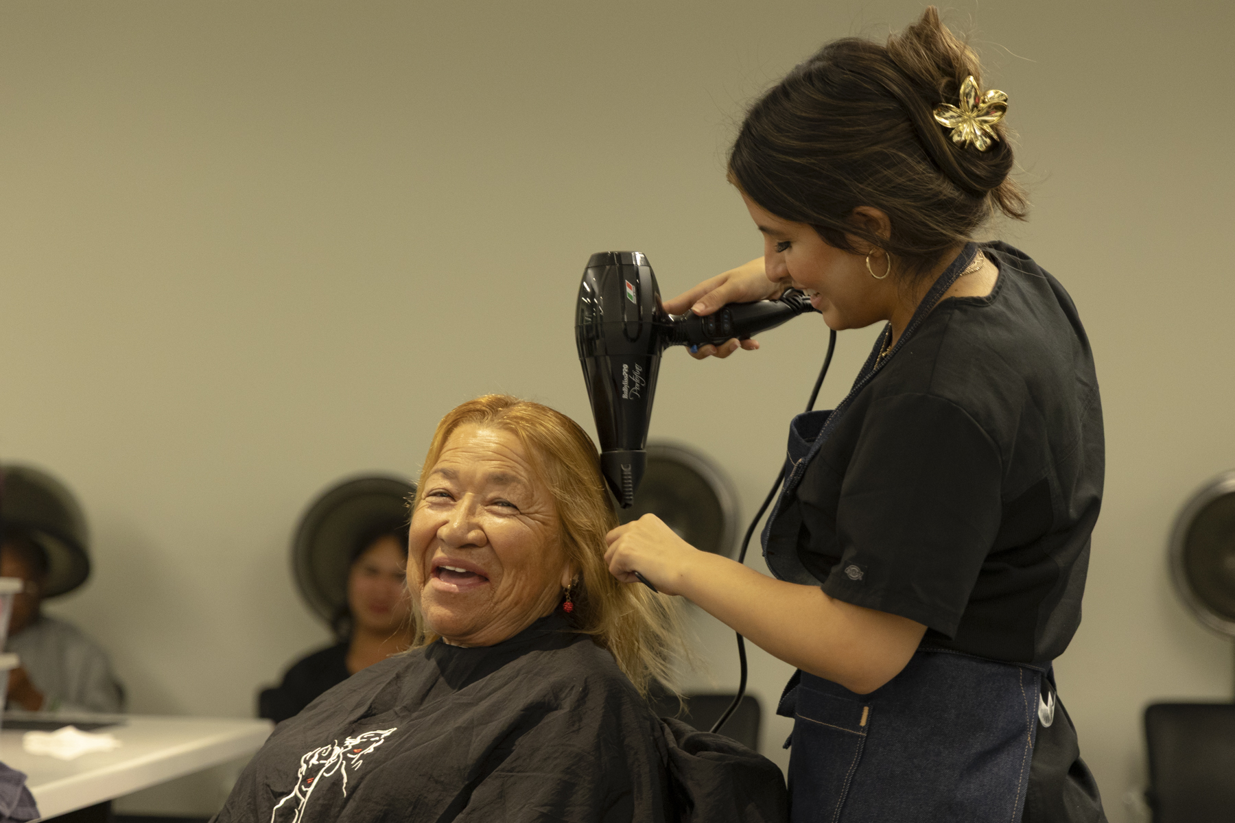 Senior from Inglewood Senior Center Marselina Andrade receives a haircut by business and cosmetology major Samora Fernandez, 20, in Industry Technology Education Center Room 143 on Wednesday, Oct 22. This is the first time El Camino College invited the Inglewood seniors this semester. The last time they did this was ten years ago, cosmetology professor Charlene Brewer-Smith said. (Oriana de Quay | The Union)