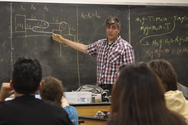 "Paul Haitkin delivers an evening lecture on Mechanics of Solids in Room 112 of the Physics Building on Oct. 20. “I was teaching them how to handle complex pulley systems using geometric constraints,” Haitkin said. “Being able to set up constraints is a valuable skill for them to use in any field.” (Chelsea Alvarez | The Union)