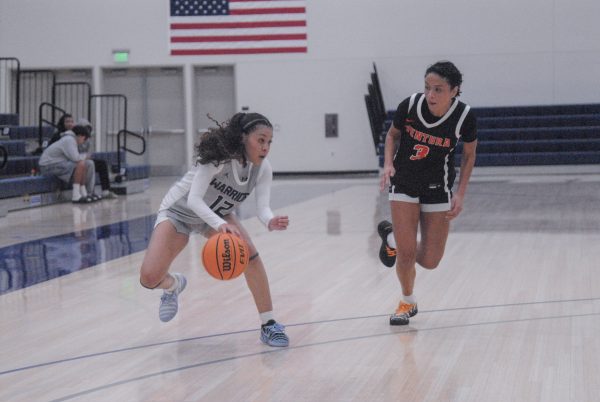 Leah Richards of El Camino College works hard on ofensse as she tries to out maneuver Ventura Colleges own Riannah Lopez at the December 3, 2025 women's basketball game. (Isaac Ramirez|The Union)
