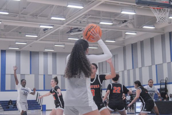 Leah Richards scans the court on December 3, 2025, as she looks for an opening to pass to one of her of El Camino teammates. As Ventura college works defense, ECC warrior, Malani Calbert raises her hand to signify to Richards that she is open and is ready for the pass. (Isaac Ramirez|The Union)