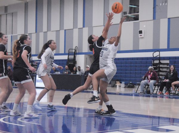 Both El Camino College Warriors and Ventura College Pirates fight for possession during the games third quarter. Both teams jump at the change of landing their teams full possession. (Isaac Ramirez | The Union) Photo credit: Isaac Ramirez