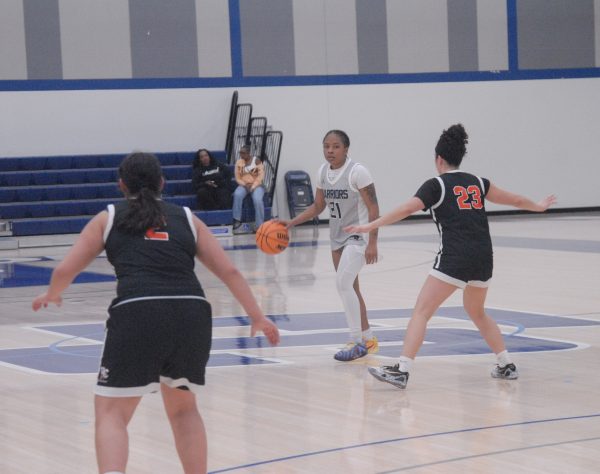 El Camino College Warrior, India Session holds the ball steady as she looks around the court for possible openings on December 3, 2025. With potential defensive threats coming from Ventura College Pirates, No.two Sofia Salgado and No.23 Olivia Decierdo. (Isaac Ramirez|The Union)