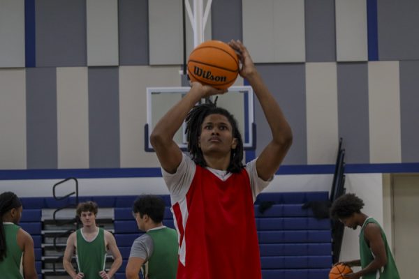 El Camino basketball freshman Josuah Bada participates in a free-throw shooting drill at practice on Dec. 4 in the Gym Complex. (Donovan Harris | The Union)