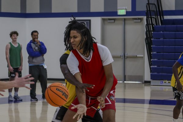 Josuah Bada dishes off a pass during an El Camino Basketball practice on Dec. 4 in the Gym Complex. (Donovan Harris | The Union)