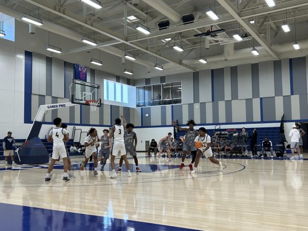 Warriors forward Jalen Baker sliding his feet playing defense on Vikings forward Dashon Palmer on the top of the key on Thursday, Dec. 11, 2025 (Giselle Jimenez | The Union)
