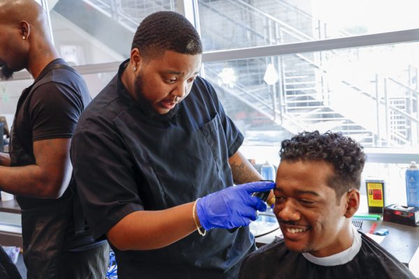 LJ Jackson tells jokes as he cuts El Camino students hair during the Barbershop Talk in the Student Services Building on Feb. 25. (Donovan Harris | The Union) Photo credit: Donovan Harris