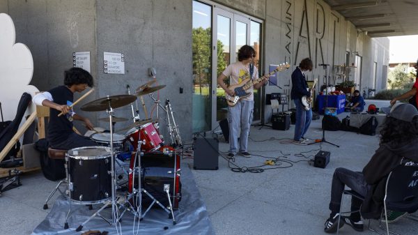 Student band performs in front of the El Camino College Art Gallery on Monday, April 27. ( Zaire Miranda | The Union)