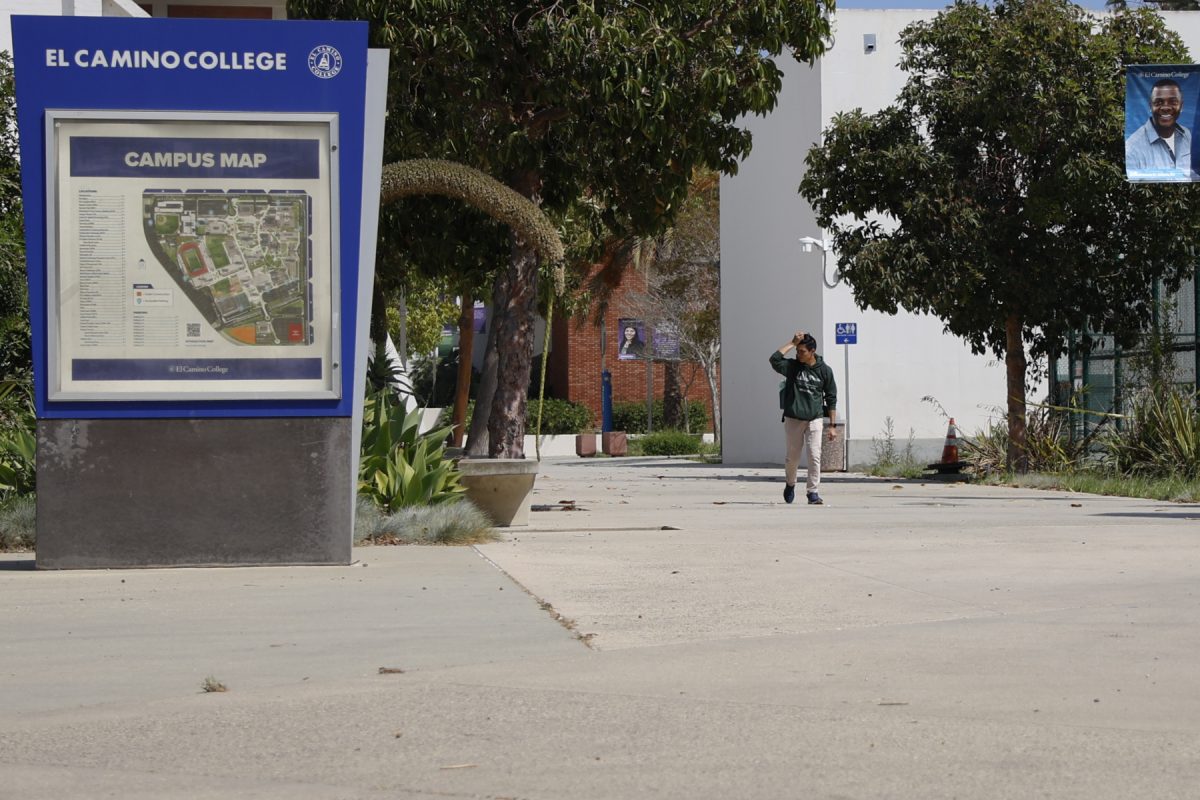 An El Camino College student makes their way to the parking lot past the tennis courts after a day of classes on March 25, 2026. (Matthew Beck | The Union)